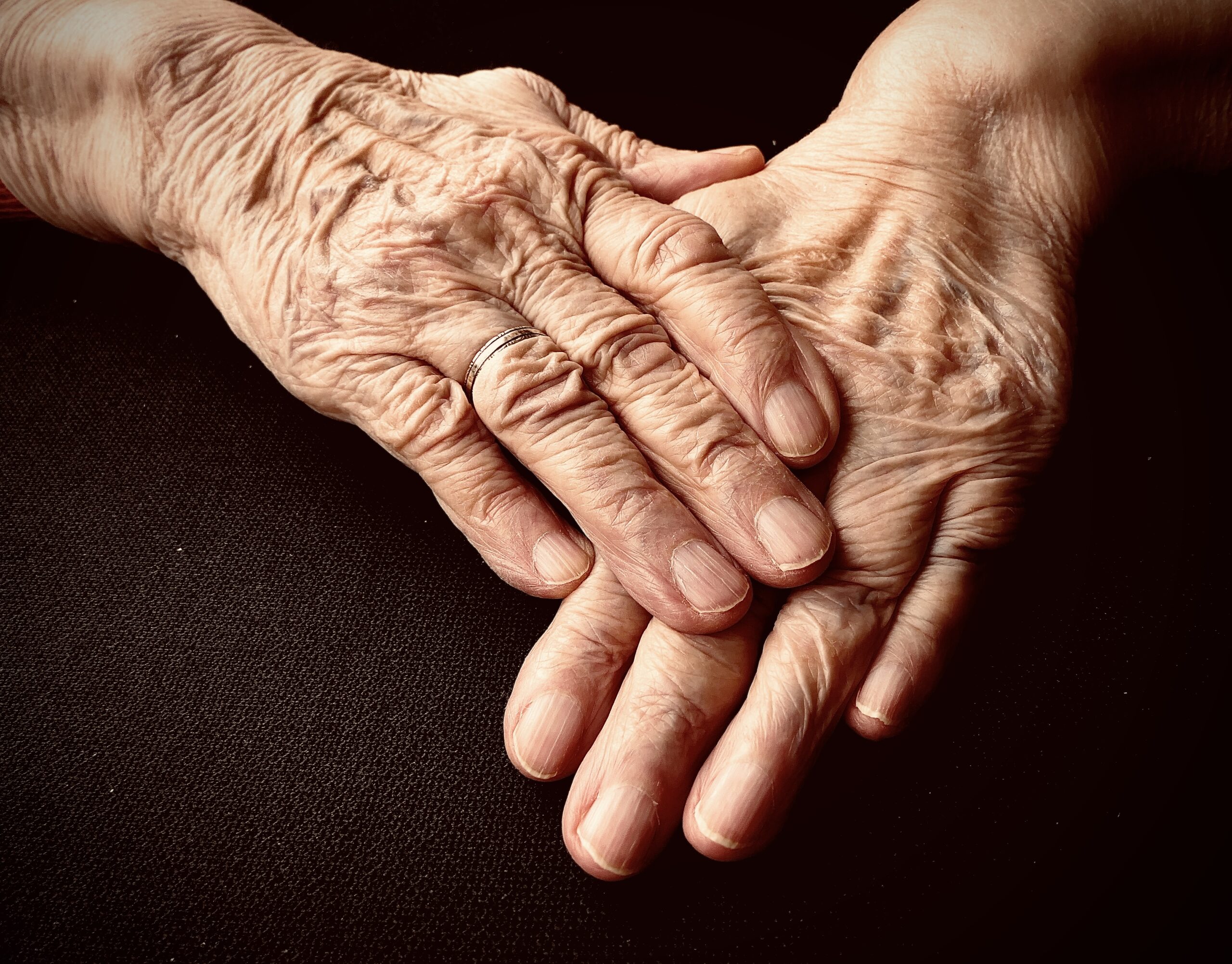 Die Hände einer alten Frau